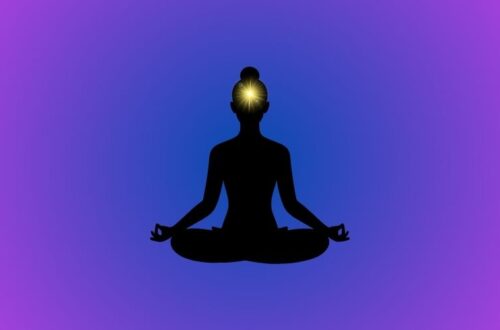 An illustration of the Ajna chakra showing a glowing indigo light at the forehead, symbolizing balanced inner vision, intuition, and spiritual awareness.